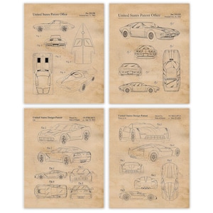 Puede incluir: Un conjunto de cuatro impresiones de estilo vintage que presentan dibujos de línea en blanco y negro de coches deportivos Chevrolet Corvette. Cada impresión incluye el texto "United States Patent Office" y "United States Design Patent" junto con los números y las fechas de las patentes.