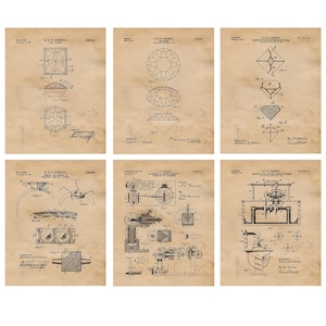 Puede incluir: Seis dibujos de patentes vintage sobre un fondo beige. Los dibujos representan diferentes diseños para cortes de diamantes y una máquina para cortar diamantes. Los dibujos están etiquetados con la fecha, el número de patente y el nombre del inventor.