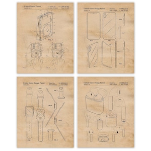 Può includere: Un set di quattro disegni di brevetto in stile vintage per prodotti Apple. I disegni mostrano un lettore musicale portatile, uno smartphone, uno smartwatch e auricolari wireless. I disegni sono in bianco e nero e hanno uno sfondo testurizzato.
