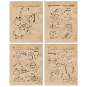 Op de afbeelding: Een set van vier patenttekeningen in vintage-stijl voor virtual reality-headsets. De tekeningen zijn in zwart-wit en tonen verschillende aanzichten van de headsets. De tekeningen bevinden zich op een beige achtergrond met een rasterpatroon.