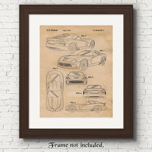 Puede incluir: Un dibujo de patente vintage de un automóvil deportivo Dodge Viper. El dibujo muestra el automóvil desde diferentes ángulos, incluyendo la parte delantera, lateral y trasera. El dibujo está en blanco y negro y tiene un fondo beige. El texto "U.S. Patent" es visible en la parte superior del dibujo.