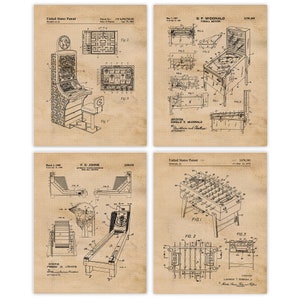 Op de afbeelding: Een vintage set van vier patenttekeningen voor arcade-spellen. De tekeningen zijn in zwart-wit en tonen de ontwerpen voor een flipperkast, een skee-ballspel, een tafelvoetbalspel en een videogame. De tekeningen zijn op een beige achtergrond met een rasterpatroon.