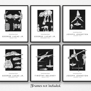 Könnte beinhalten: Sechs schwarz-weiße druckbare Kunstdrucke mit Blaupausen von Raumschiffen und Fahrzeugen aus Star Wars. Die Drucke enthalten die Namen der Designer und die Daten der Patente. Die Drucke sind mit "United States Patent" betitelt und zeigen die folgenden Designs: TIE-Jäger, AT-AT, TIE-Abfangjäger, B-Wing, X-Wing und TIE-Bomber.