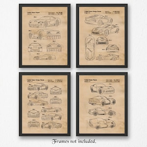 Puede incluir: Conjunto de cuatro impresiones de estilo vintage con dibujos de línea en blanco y negro de un coche deportivo. Cada impresión tiene el título "United States Patent" y un número de patente. Las impresiones están enmarcadas en marcos negros.