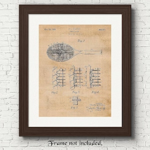 Puede incluir: Un dibujo de patente vintage para una raqueta de tenis. El dibujo muestra una vista lateral de la raqueta con un primer plano del patrón de encordado. El número de patente es 1.603.503 y la fecha es el 26 de octubre de 1925.