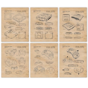 Op de afbeelding: Een set van zes vintage-stijl patenttekeningen voor de Sega Genesis videogameconsole en controller. De tekeningen zijn in zwart-wit en bevatten gedetailleerde lijntekeningen van de console en controller vanuit verschillende hoeken. De tekeningen zijn geplaatst op een beige achtergrond.