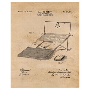 Puede incluir: Una ilustración en blanco y negro de un aparato de juego para jugar a los quoits de salón, patentado el 25 de septiembre de 1883. El aparato consiste en una plataforma de madera con una sección elevada en el centro, una campana y un quoit. El número de patente, 285.396, está impreso en la parte superior de la imagen.