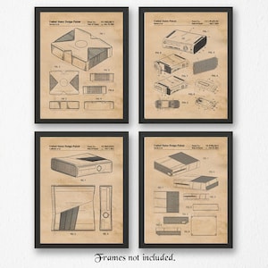 Op de afbeelding: Set van vier vintage-prints met zwart-wit illustraties van het originele Xbox-console ontwerp patent. Elke print heeft een beige achtergrond en zwarte tekst die "United States Design Patent" zegt.