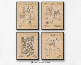 Può includere: Set di quattro disegni di brevetto vintage per diverse invenzioni. I disegni sono in bianco e nero e presentano illustrazioni dettagliate delle invenzioni. I disegni sono su uno sfondo beige e hanno un aspetto usurato.