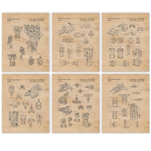 Op de afbeelding: Een set van zes vintage-stijl patenttekeningen voor transformerende robots. Elke tekening toont een andere robot in zijn voertuig- en robotvorm. De tekeningen zijn in zwart-wit en hebben een verweerde, verouderde uitstraling.