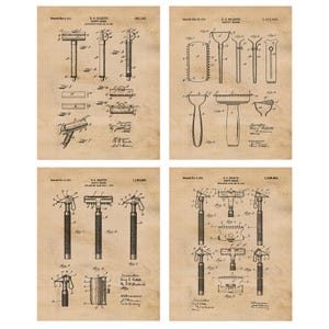 Puede incluir: Cuatro dibujos de patente vintage en blanco y negro de maquinillas de afeitar de seguridad. Los dibujos muestran diferentes ángulos y detalles de las maquinillas de afeitar, incluidas las cuchillas, los mangos y los mecanismos. Los números de patente son visibles en cada dibujo. Los dibujos están sobre un fondo beige con un patrón de cuadrícula.