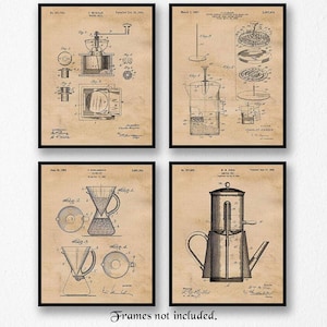 Può includere: Set di quattro stampe di brevetti di macchine per caffè vintage. Ogni stampa presenta un'illustrazione in bianco e nero di un diverso design di macchina per caffè. Le stampe sono su uno sfondo beige con testo nero.