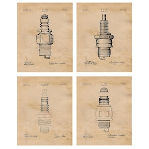 Puede incluir: Conjunto de cuatro dibujos de patentes vintage para bujías. Cada dibujo presenta una ilustración detallada de una bujía con texto que describe al inventor y la fecha de la patente. Los dibujos están impresos en un fondo de papel texturizado y envejecido.