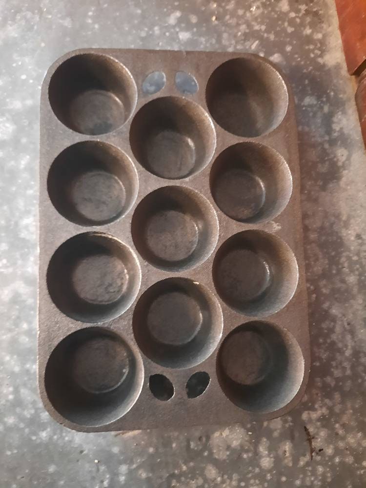 Vintage Black Cast Iron Rustic 11 Hole Muffin Pan Made In Taiwan 8 Wide