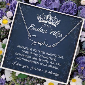 To My Badass Wife Signature Style Name Halskette mit Nachricht Karte und Luxus-Box, Geschenk für Frau, Frau Geschenk, Schmuck für Frau