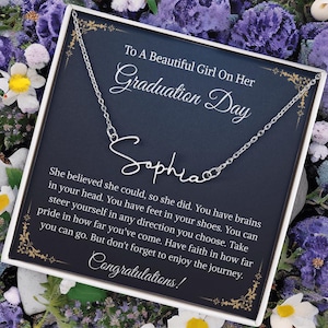 Collar con nombre y estilo de firma de graduación, tarjeta de joyería para hija, nieta, hermana, hija extra con tarjeta de mensaje y caja de regalo