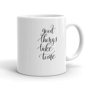 Kalligraphie-Kaffeetasse mit Spruch: Gute Dinge brauchen Zeit