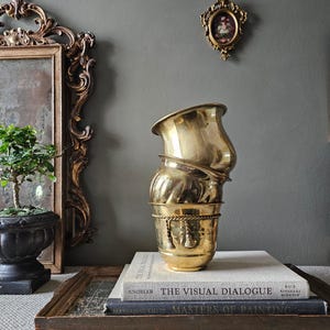 以下が含まれることがあります： クリーム、ライトグレー、ダークグレーの、まだら模様のマット仕上げのセラミックマグカップ3個セット。各マグカップはシンプルでミニマリストなデザインです。