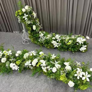 Greenery Blumenläufer, weiße Rosen-Tischblumen-Reihe, Hochzeitsblumen-Mittelstück für Party / Brautduschen-Dekor, Blumengirlanden-Hochzeitsfest