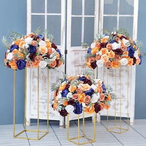 Bola de flores de terracota con rosas naranjas y azules, ideal para bodas, banquetes, fiestas, eventos corporativos, baby showers y como centro de mesa para el hogar.