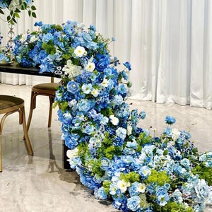 Arco per matrimonio blu reale con fila di fiori verdi, ghirlanda per matrimonio con fiori azzurri, centrotavola con fiori da tavolo per decorazioni per feste nuziali