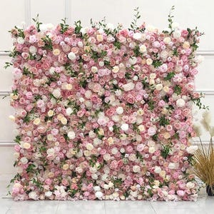 Peut inclure: Un grand mur floral composé de roses artificielles roses, blanches et crème. Le mur est parfait pour un mariage, une fête ou tout autre événement spécial.