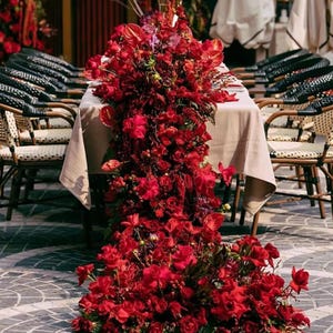 5D Luxus Red Flower Runner Mittelstück, rote Blumengirlande Bogen Romantische Hochzeit Kulisse, Tisch Blumen Reihe, Party Decor, Hochzeit Gangläufer