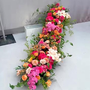 Runner di fiori di rosa rosa caldo arancione, fila di fiori da tavolo con piante verdi, ghirlanda di fiori per ricevimenti nuziali, centrotavola nuziali per decorazioni per la casa
