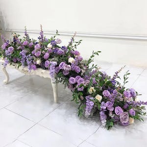 Centrotavola con runner di fiori viola e verde, ghirlanda di fiori per ricevimento di nozze, fila di fiori da tavolo, centrotavola per matrimonio per decorazioni per feste