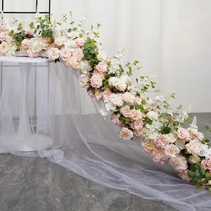 Arco per matrimonio con fila di fiori rosa antico bianco e rosa antico, ghirlanda di fiori di eucalipto, runner di fiori da tavolo per sfondo di nozze, festa di fidanzamento, decorazione per la casa