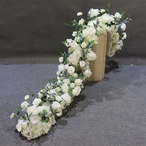Arco nuziale con rose bianche ed eucalipto, fila di fiori, ghirlanda di fiori primaverili, runner da tavolo per fondali nuziali, feste di fidanzamento, decorazioni per la casa