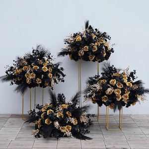 Palla di fiori di seta con piume dorate e nere, palla di fiori per banchetti nuziali Piombo stradale/Festa aziendale/Addio al nubilato/Decorazioni centrotavola per la casa