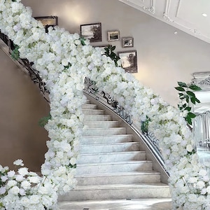 Runner di fiori personalizzati con rose bianche, ricevimento di nozze, fila di fiori per navate delle scale, decorazioni per la casa per feste, runner per navate nuziali, ghirlande di fiori per scale, arco