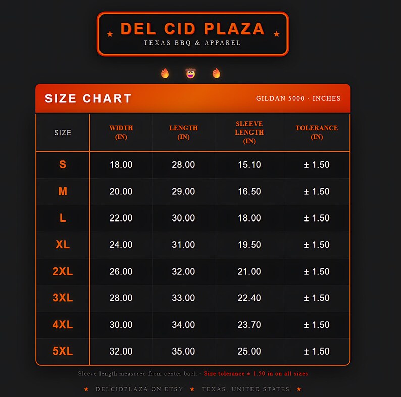 Pu&ograve; includere: Una tabella delle taglie nera e arancione per l'abbigliamento Gildan 5000 di Del Cid Plaza Texas BBQ & Apparel. La tabella elenca le taglie dalla S alla 5XL con le relative misure di larghezza, lunghezza e lunghezza manica in pollici, pi&ugrave; una tolleranza di 1,50 pollici.
