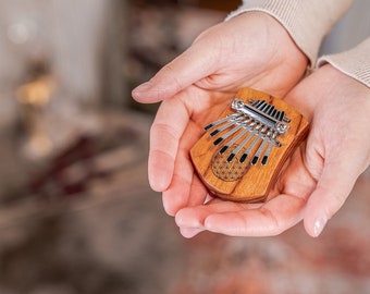 Mini Kalimba mit "Blume des Lebens" Relief aus rotem Zebraholz