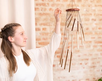 Spiral-shaped wind chime in silver and bronze