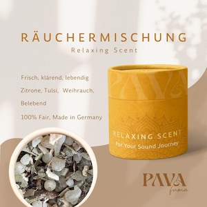 Könnte beinhalten: Ein gelber zylindrischer Behälter mit dem Text "Relaxing Scent" und "For Your Sound Journey". Das Bild zeigt auch eine kleine Schale mit getrockneten Kräutern und dem Text "RÄUCHERMISCHUNG".