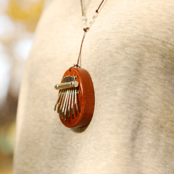 Mini Kalimba mit Band zum Umhängen