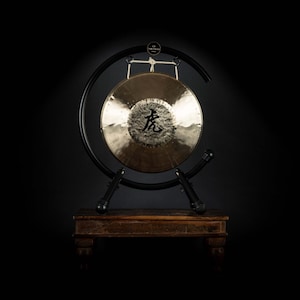 Handgehämmerter Tiger Gong in zwei Größen, inkl. Schlägel