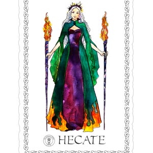 Puede incluir: Una ilustraci&oacute;n de acuarela de una mujer con cabello largo y blanco que lleva un vestido verde y morado con llamas en la parte inferior. Ella sostiene dos antorchas en cada mano. La imagen est&aacute; enmarcada con un borde decorativo y el texto "HECAT&Eacute;" est&aacute; debajo de la imagen.