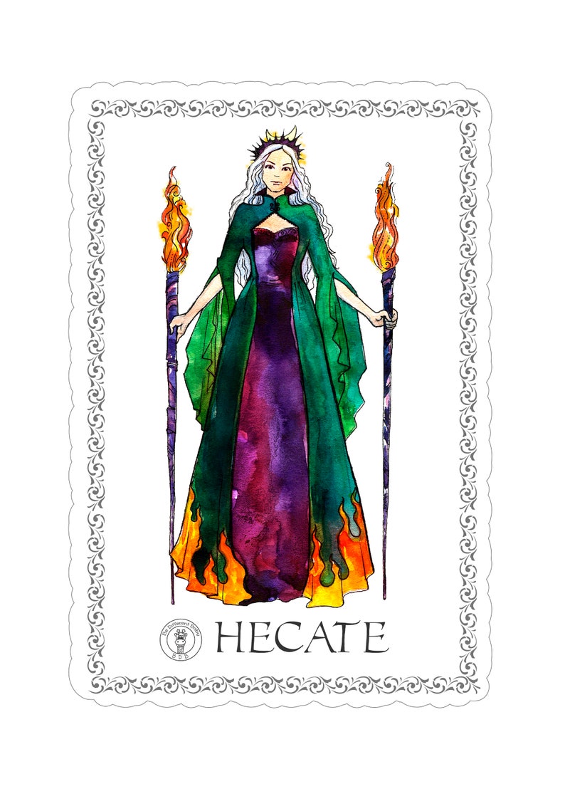Puede incluir: Una ilustraci&oacute;n de acuarela de una mujer con cabello largo y blanco que lleva un vestido verde y morado con llamas en la parte inferior. Ella sostiene dos antorchas en cada mano. La imagen est&aacute; enmarcada con un borde decorativo y el texto "HECAT&Eacute;" est&aacute; debajo de la imagen.