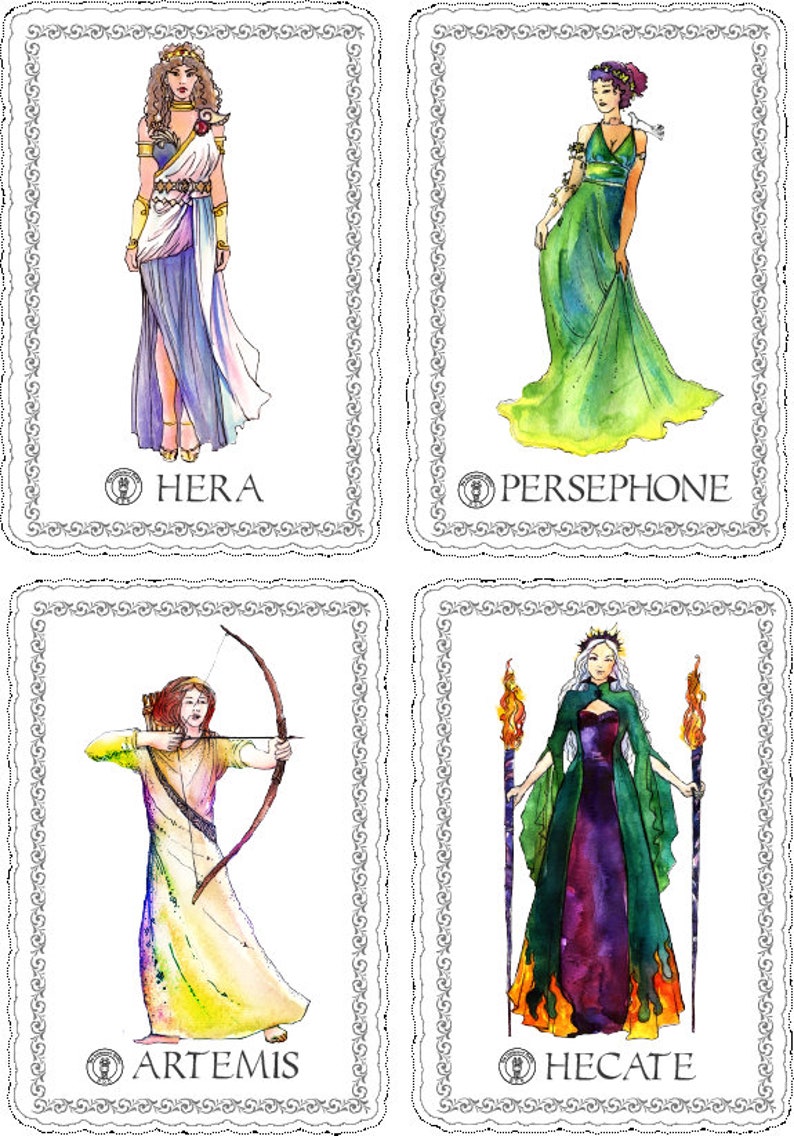Puede incluir: Cuatro cartas ilustradas con diosas griegas. Cada carta tiene un fondo blanco con un borde decorativo. La primera carta presenta a Hera, la segunda a Pers&eacute;fone, la tercera a Artemisa y la cuarta a H&eacute;cate.