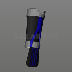 Pode incluir: Uma &oacute;rtese de perna impressa em 3D preta e azul com uma faixa prateada e o logotipo KZR ARMOR. A &oacute;rtese tem uma ponta pontiaguda com quatro linhas azuis que se estendem dela.
