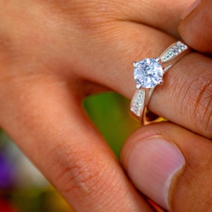 925 Sterling Silber Solitär Ring: Zirkon Verlobungsring im Rundschliff