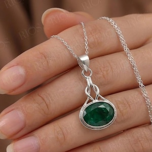 Collar con colgante de nudo celta verde esmeralda en plata de ley - Presentado en caja de regalo.