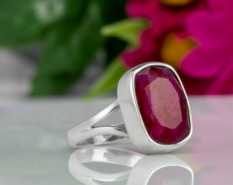 Hermoso anillo de piedra preciosa roja de corte facetado de RUBY de plata de ley 925 en caja de regalo - Anillo de declaración - Joyería de rubí / Joyería de piedras preciosas Rios London