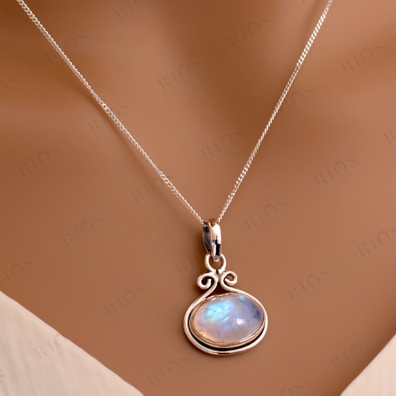 Piedra lunar natural Precioso collar de piedras preciosas de plata de ley 925 Colgante ovalado Regalo para mujeres en caja Joyería de piedra transparente / Joyería azul imagen 1