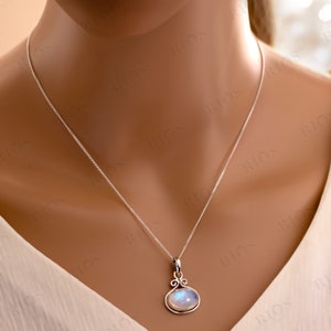 Piedra lunar natural Precioso collar de piedras preciosas de plata de ley 925 Colgante ovalado Regalo para mujeres en caja Joyería de piedra transparente / Joyería azul imagen 5