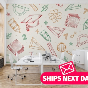 Op de afbeelding: Een kantoorruimte met een crèmekleurige muur met een herhaald patroon van schoolgerelateerde illustraties in rood, groen en oranje. Het patroon omvat een afstudeerhoed, boeken, linialen en andere educatieve elementen. Witte bureaus en stoelen staan op de voorgrond.