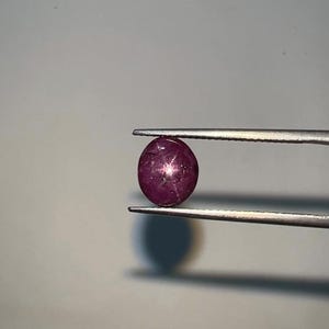 Rubí estrella natural extraído de la tierra, cabujón ovalado de 8,5 x 7,5 mm, 5,00 cts, gema de rubí estrella rojo, color raro, cabujón de rubí, rubí geométrico, ideal para la fabricación de anillos.